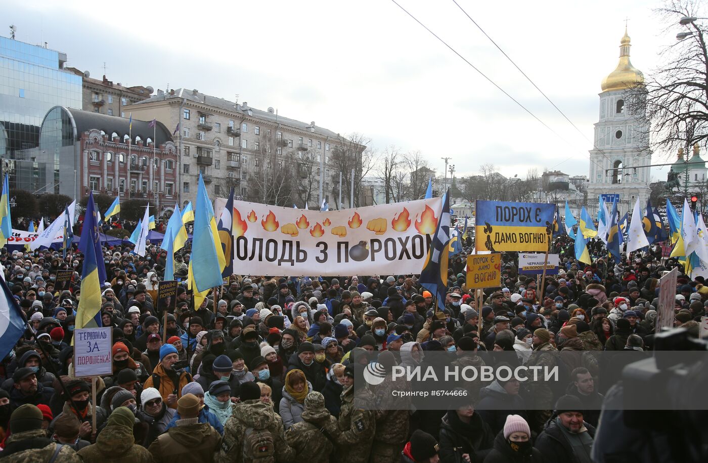 Суд в Киеве избрал меру пресечения экс-президенту Украины П. Порошенко