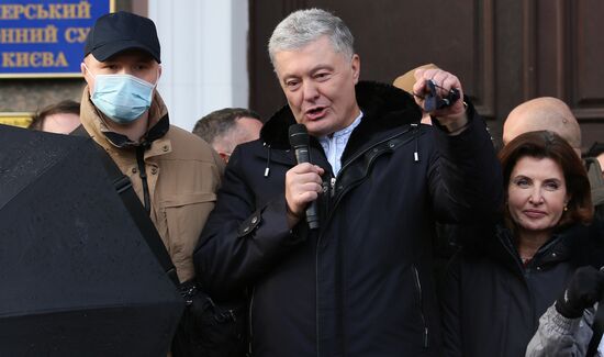 Суд в Киеве избрал меру пресечения экс-президенту Украины П. Порошенко
