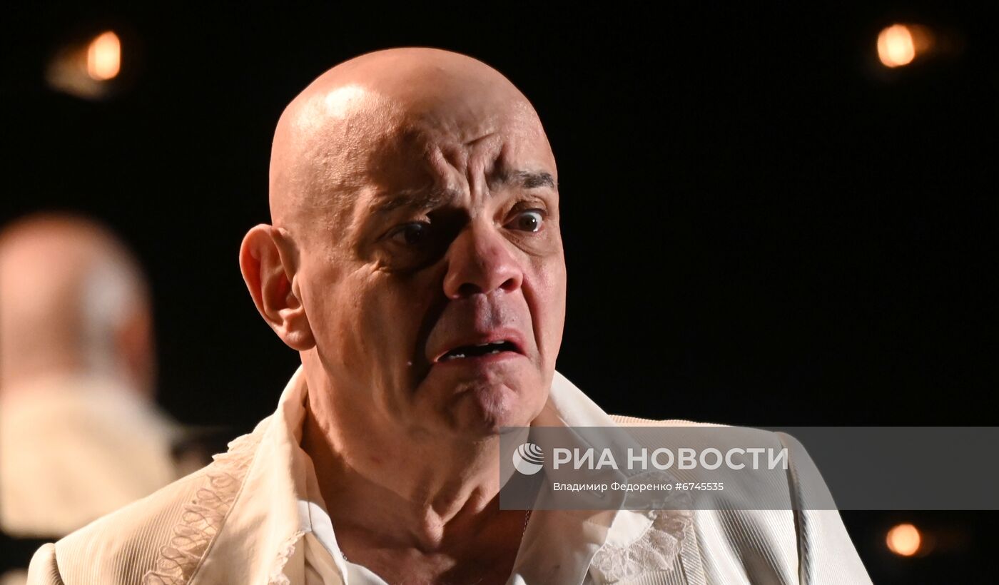 Спектакль "Р" в театре "Сатирикон" 