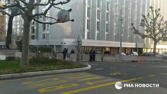 Журналисты у отеля, где пройдет встреча Лаврова и Блинкена