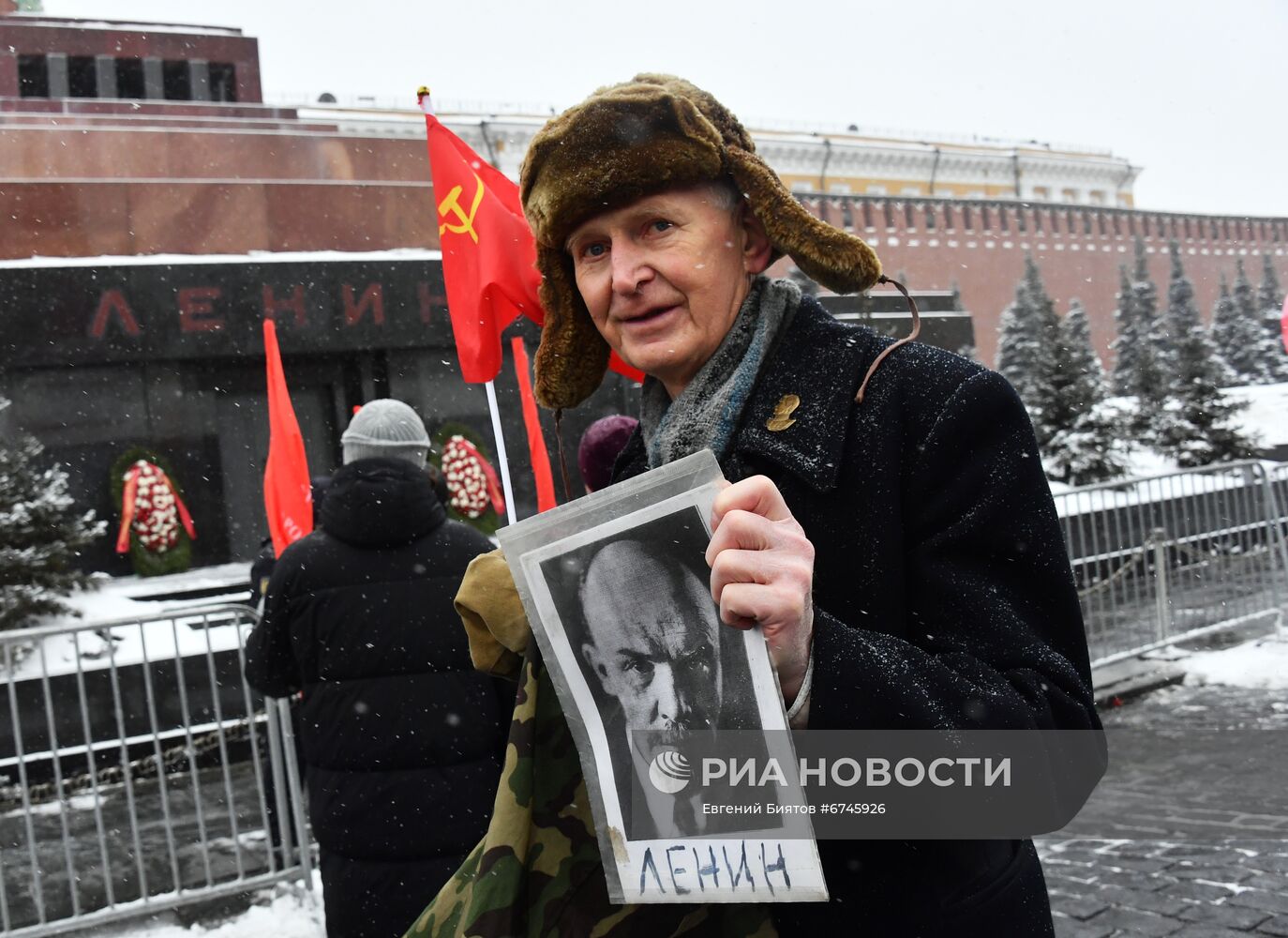 Возложение цветов к Мавзолею В. И. Ленина на Красной площади