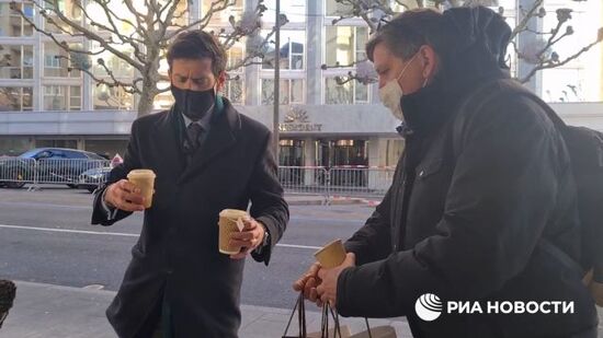 МИД Швейцарии начал раздавать горячий кофе и чай журналистам