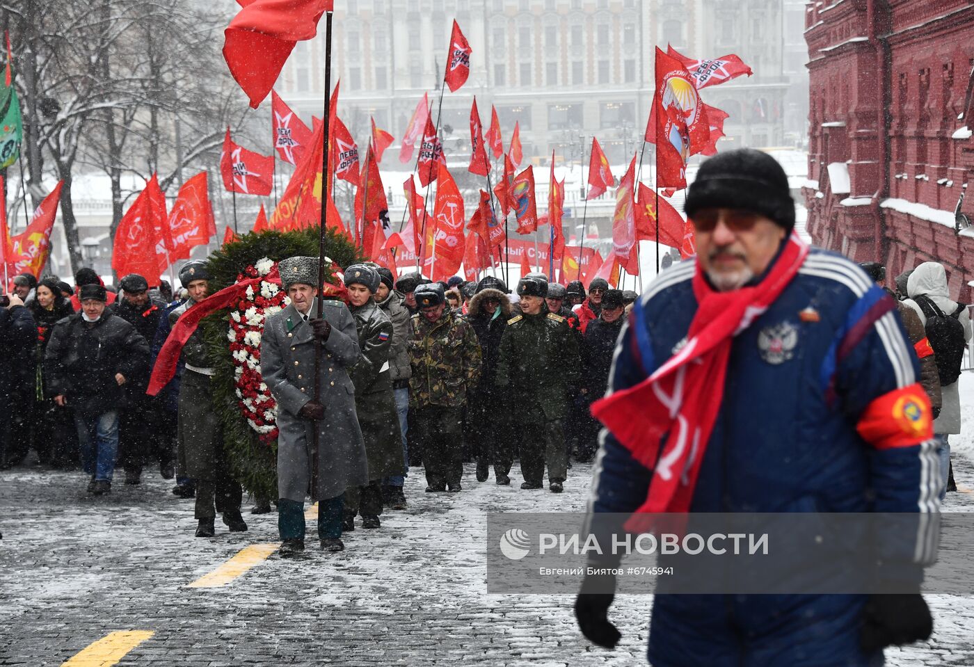 Возложение цветов к Мавзолею В. И. Ленина на Красной площади