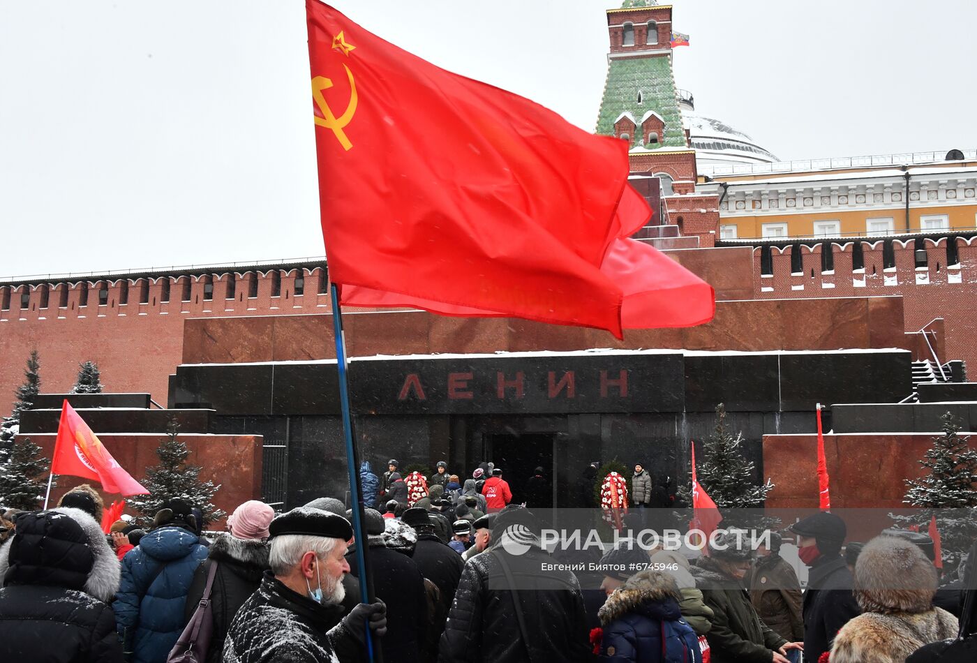 Возложение цветов к Мавзолею В. И. Ленина на Красной площади