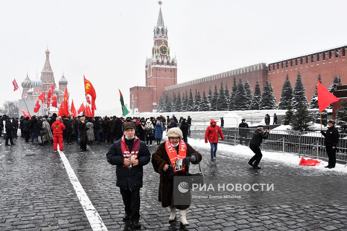 Возложение цветов к Мавзолею В. И. Ленина на Красной площади