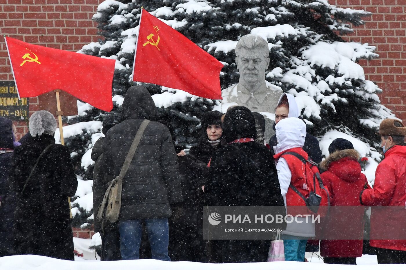 Возложение цветов к Мавзолею В. И. Ленина на Красной площади