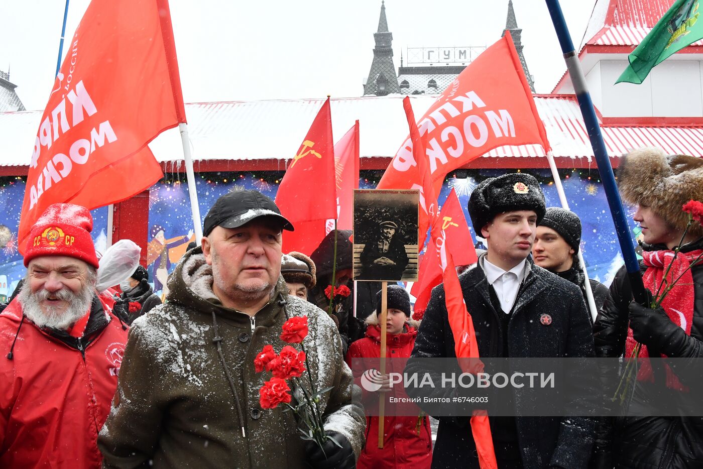 Возложение цветов к Мавзолею В. И. Ленина на Красной площади