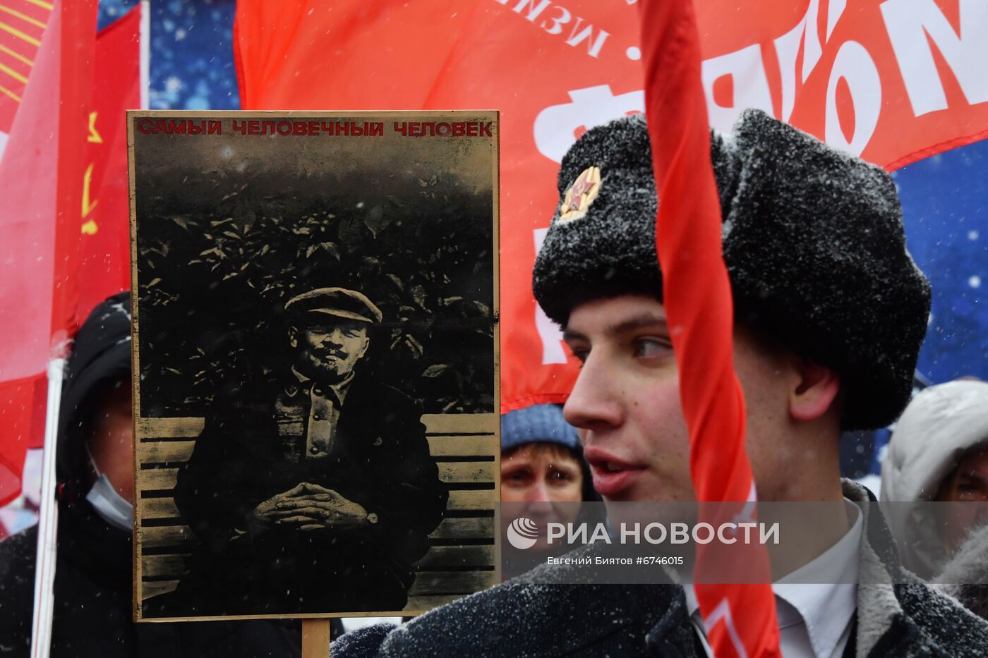 Возложение цветов к Мавзолею В И Ленина на Красной площади