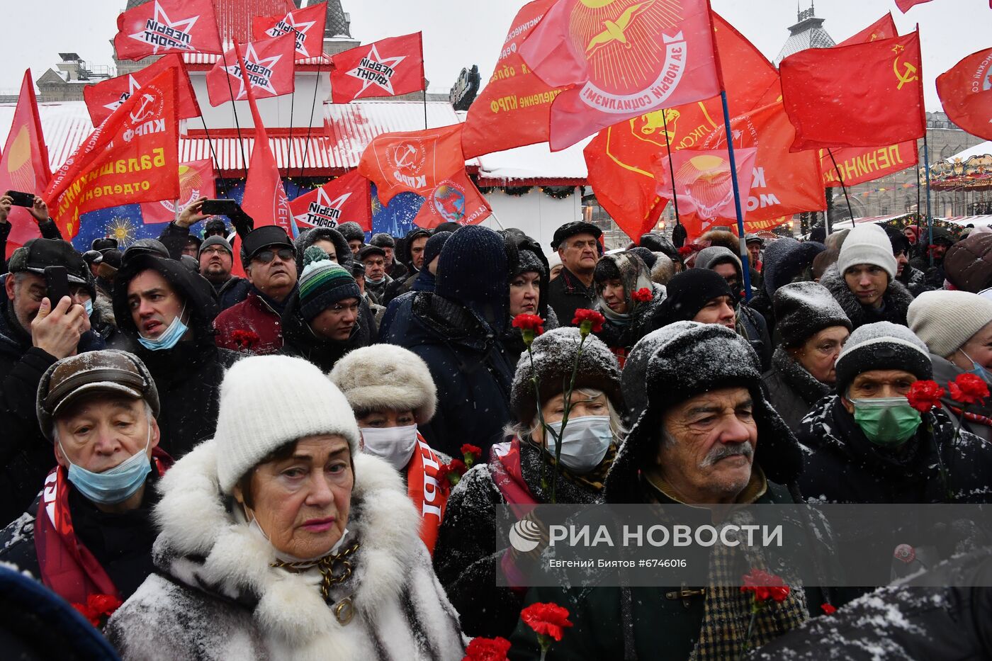 Возложение цветов к Мавзолею В. И. Ленина на Красной площади