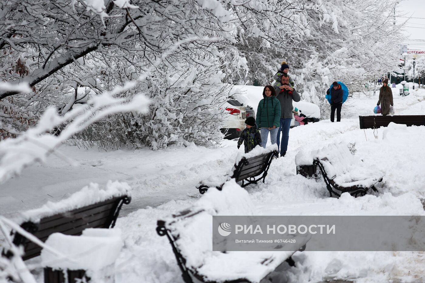 Сильные снегопады на юге России