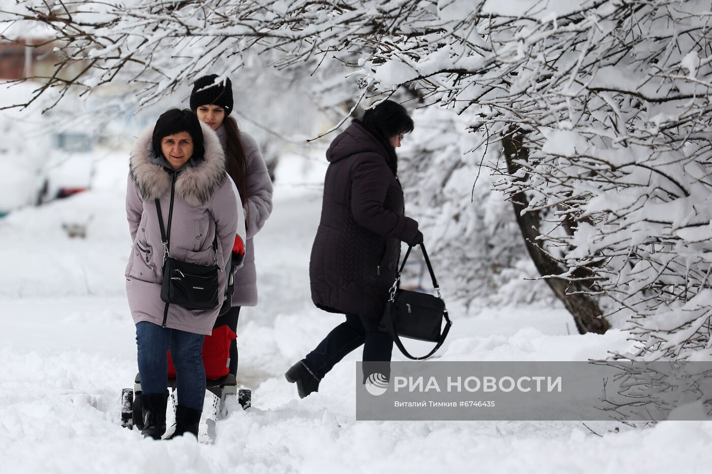 Сильные снегопады на юге России