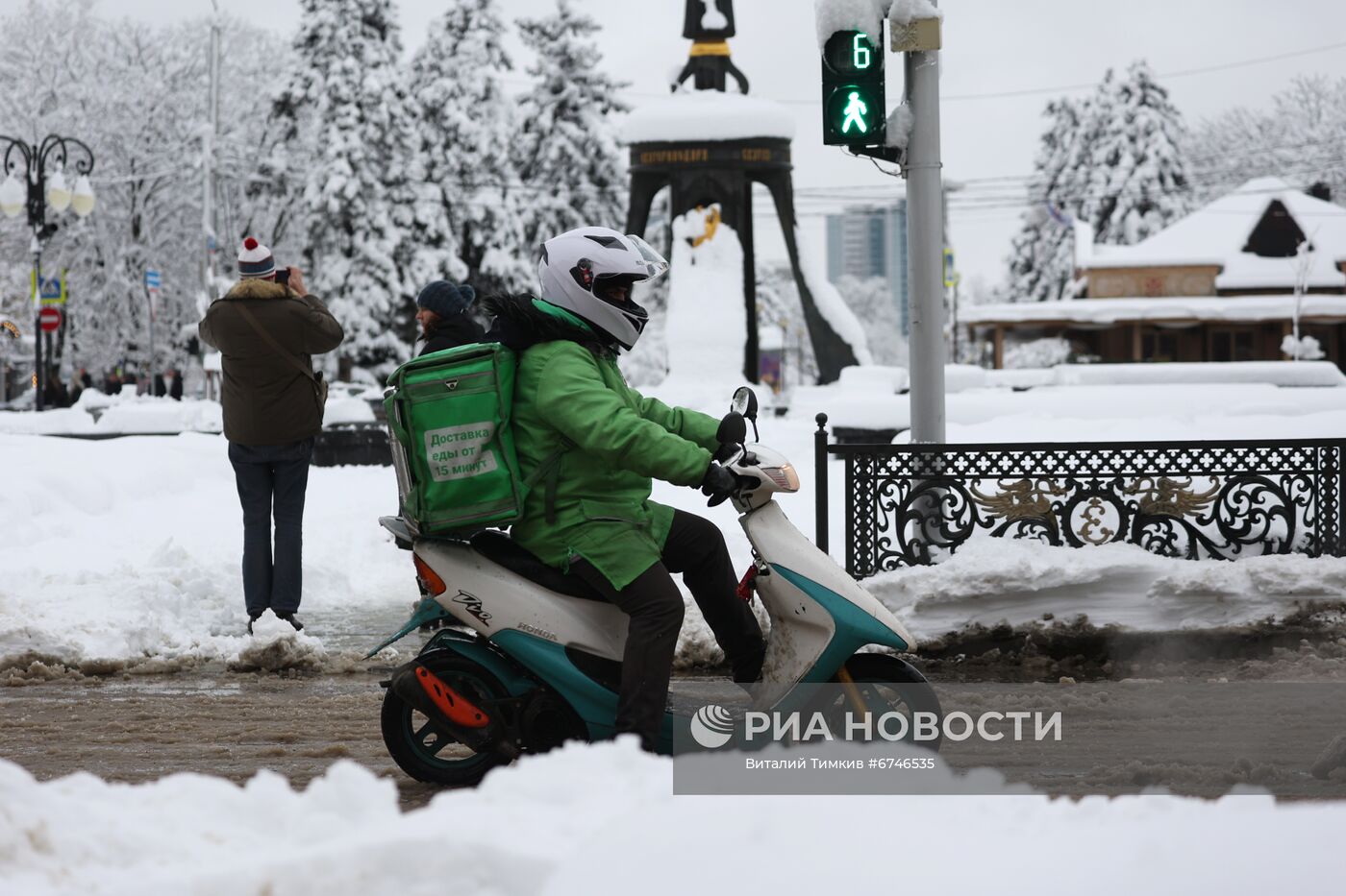 Сильные снегопады на юге России