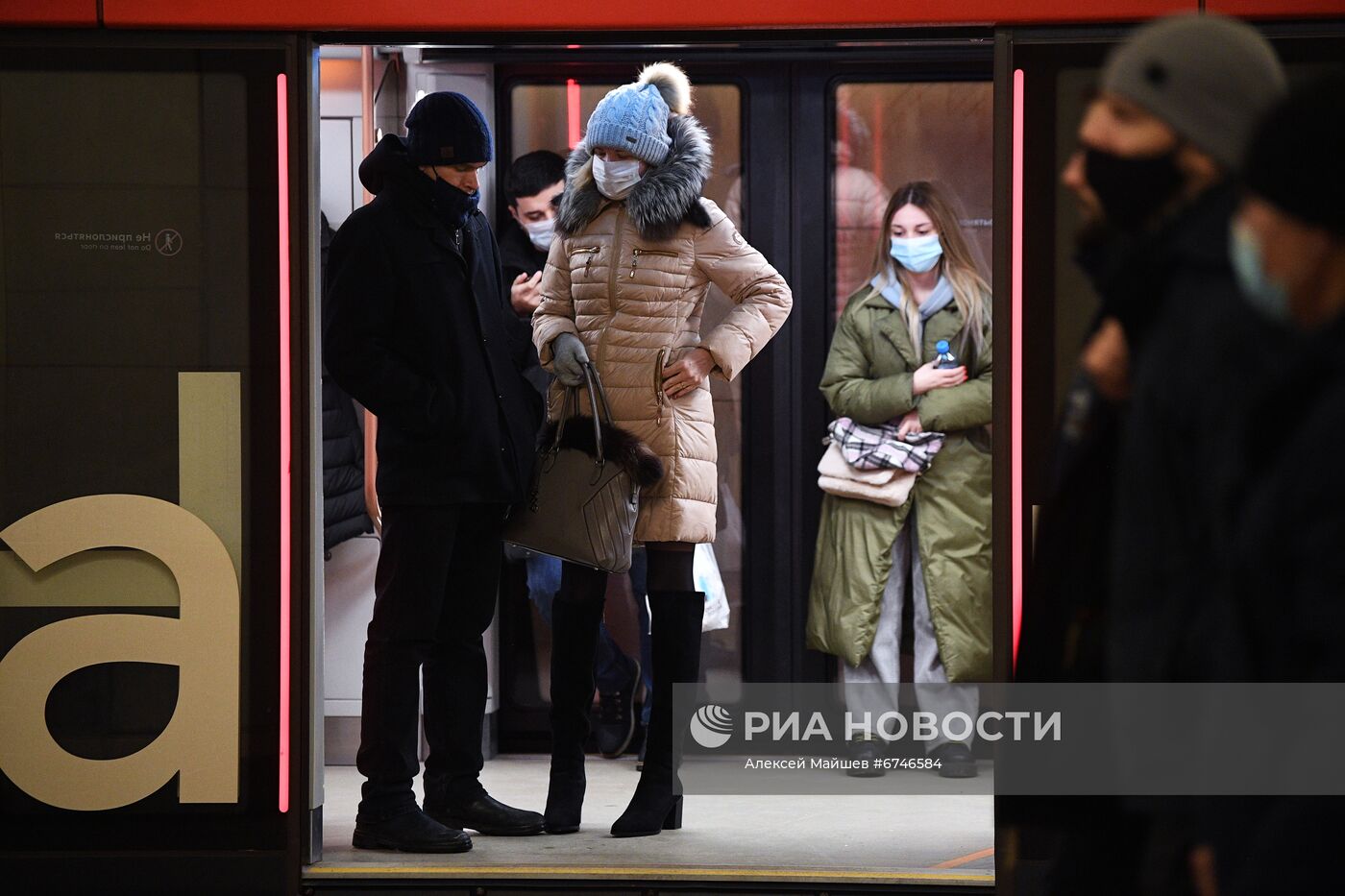 Соблюдение масочного режима в московском метро