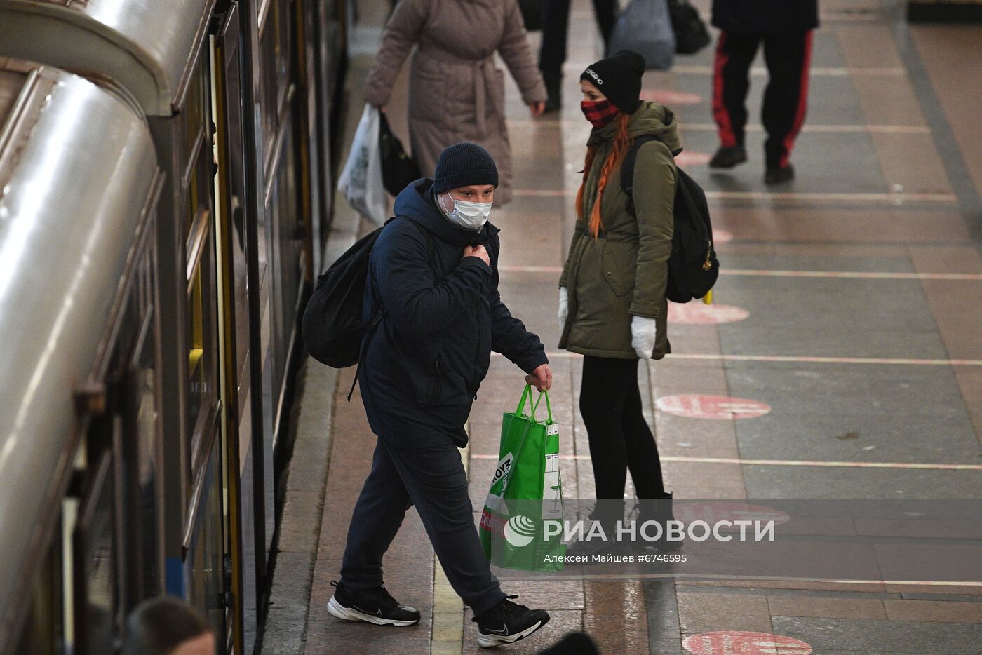 Соблюдение масочного режима в московском метро