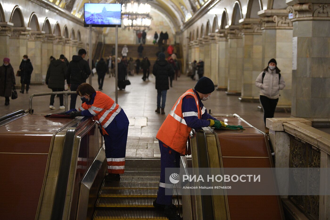 Соблюдение масочного режима в московском метро