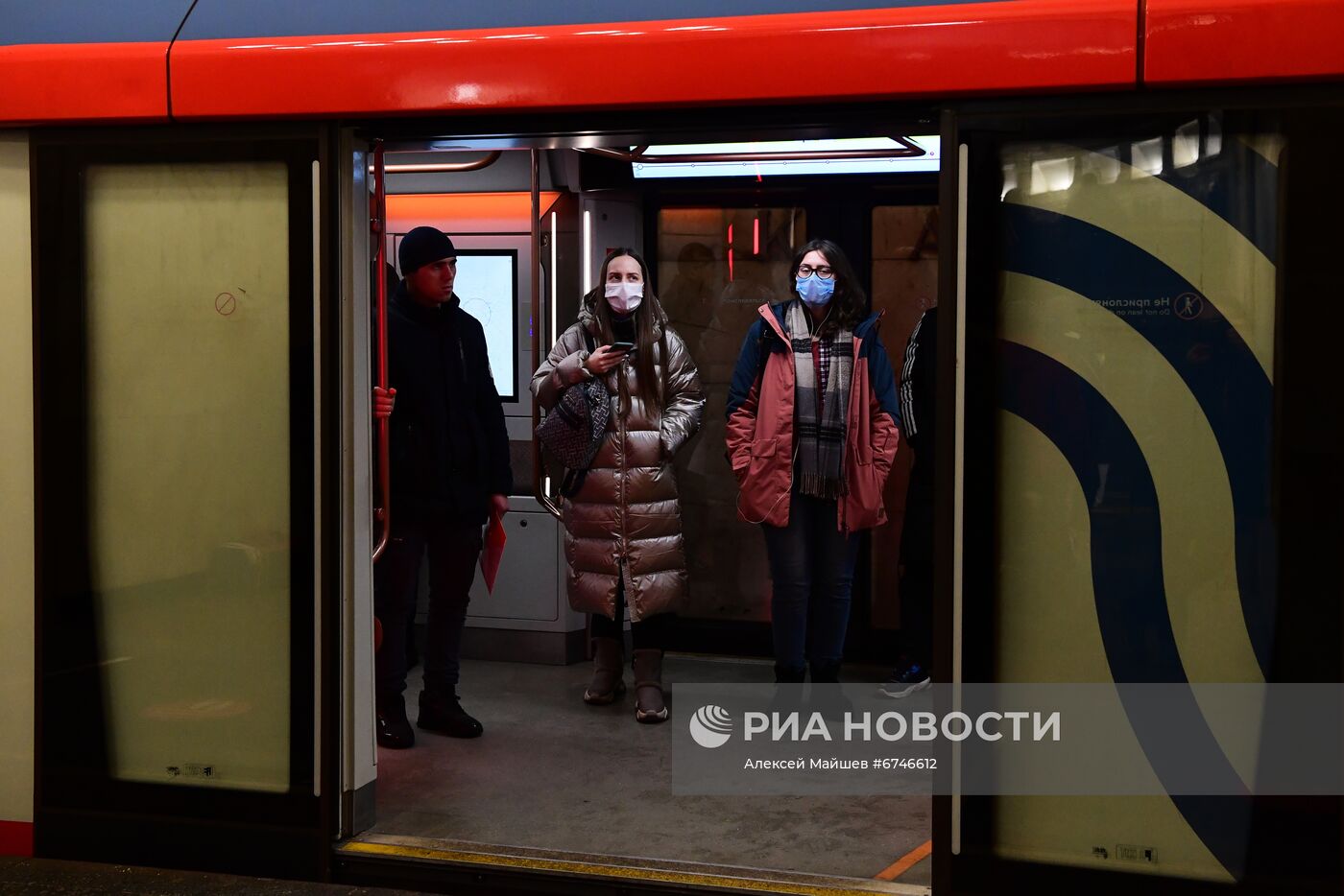 Соблюдение масочного режима в московском метро