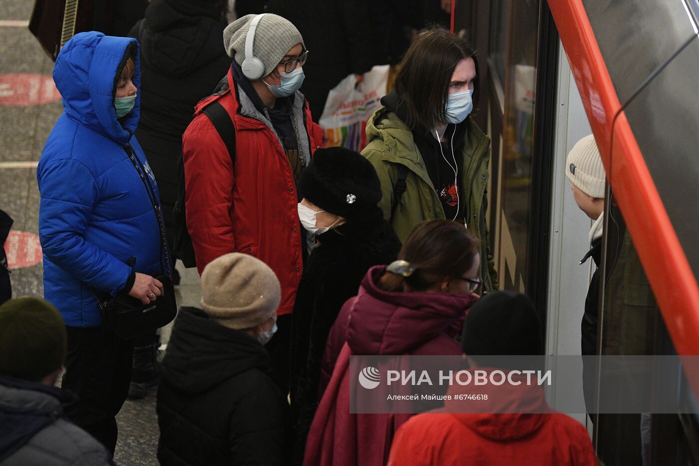 Соблюдение масочного режима в московском метро