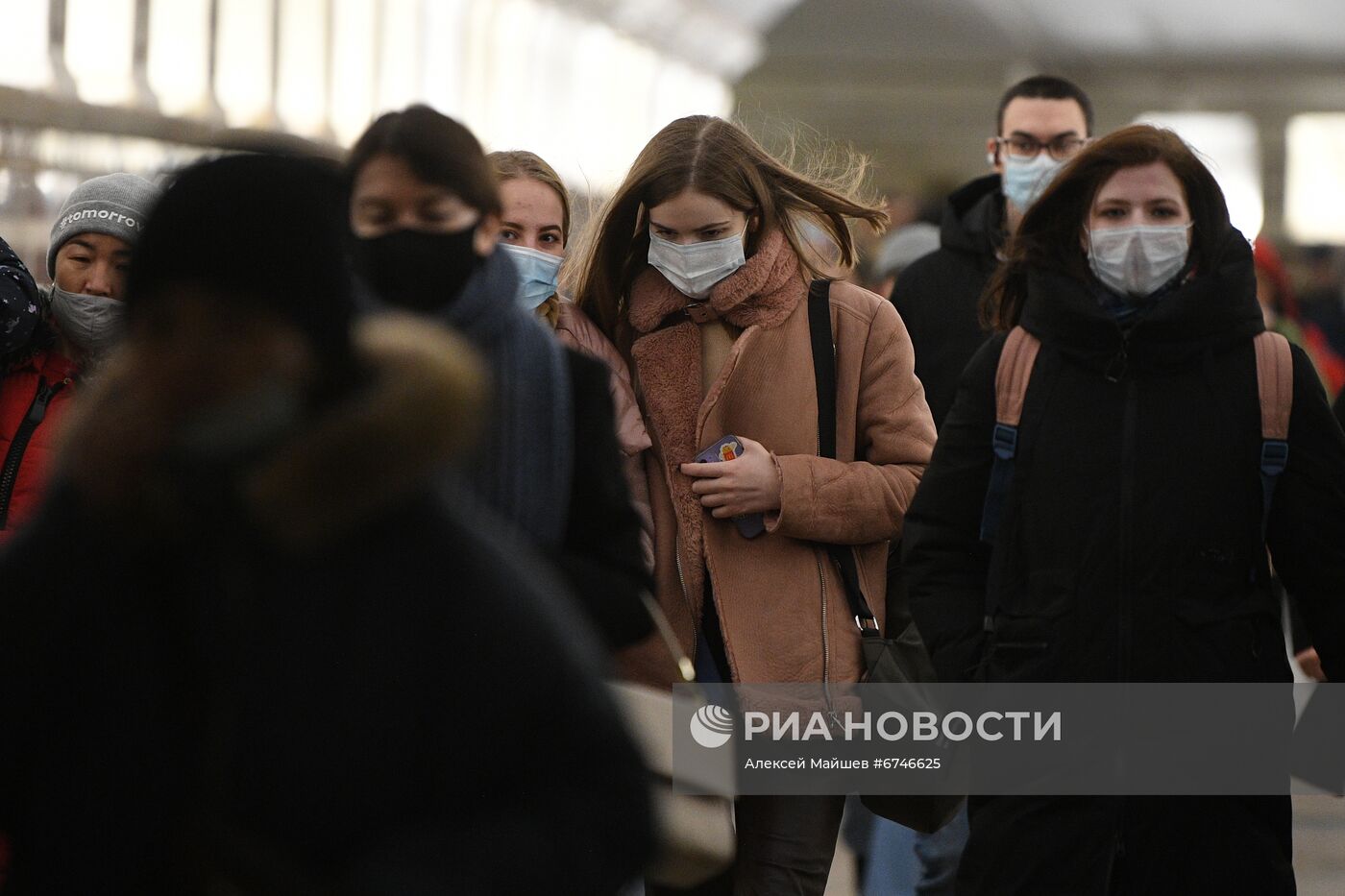 Соблюдение масочного режима в московском метро