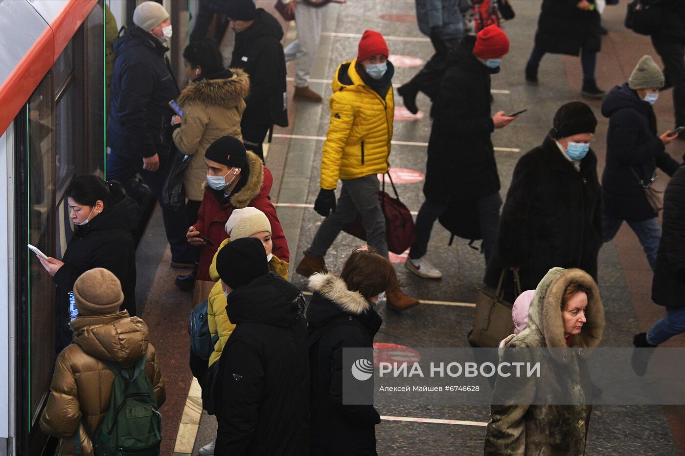 Соблюдение масочного режима в московском метро