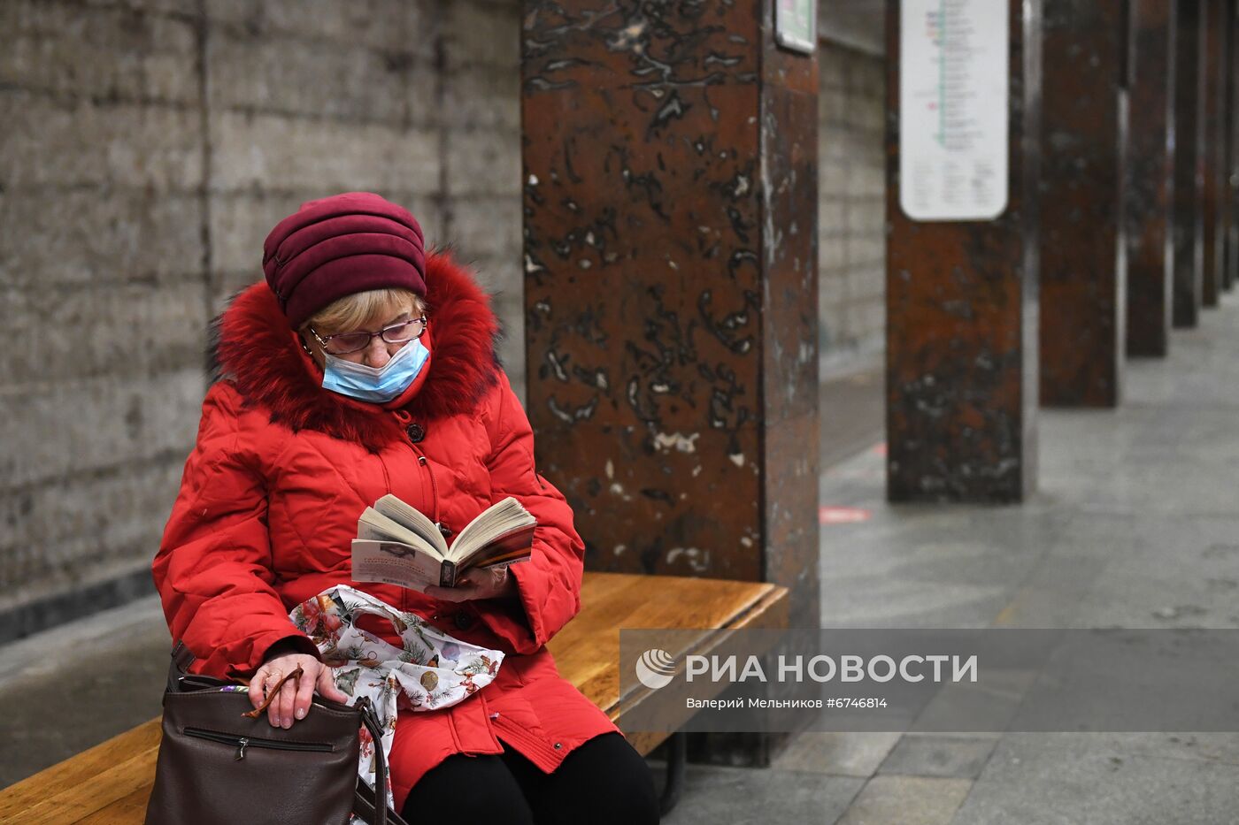 Соблюдение масочного режима в московском метро