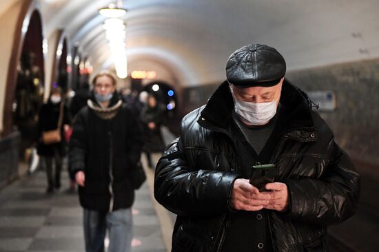 Соблюдение масочного режима в московском метро