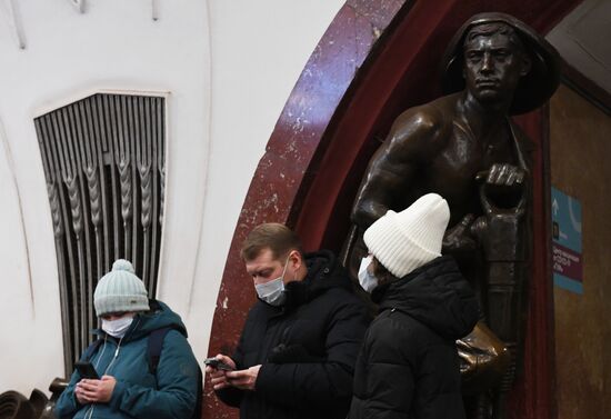 Соблюдение масочного режима в московском метро