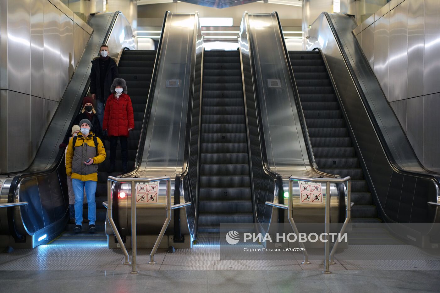 Соблюдение масочного режима в московском метро