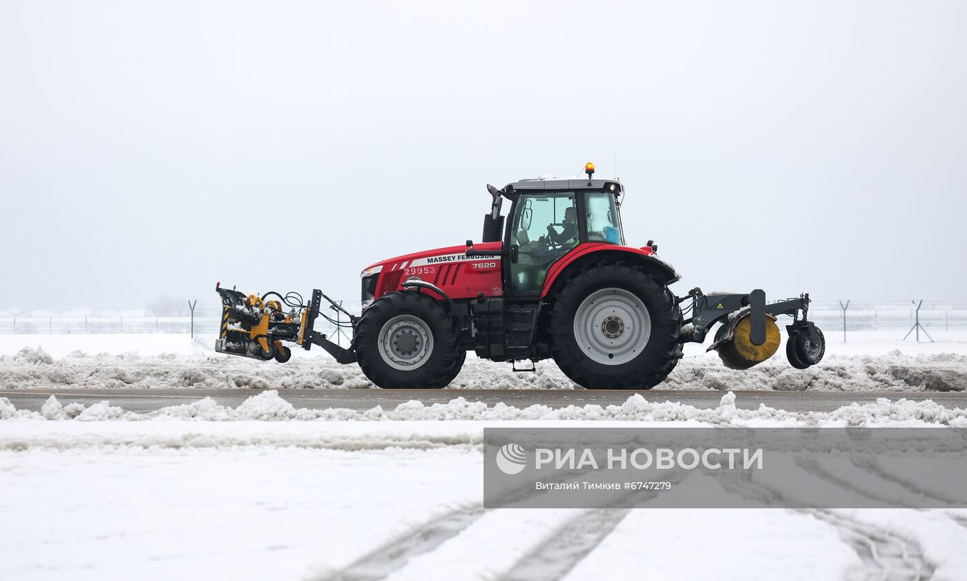 Аэропорт Краснодара закрыт из-за снегопада