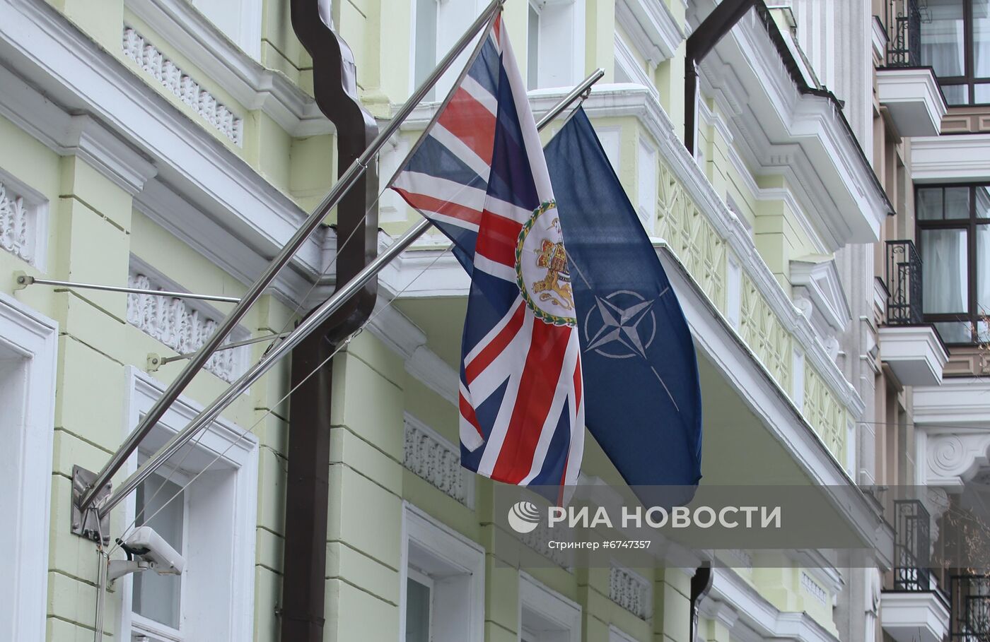 Посольства США и Великобритании в Киеве в преддверии эвакуации дипломатов