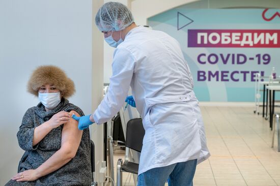 Вакцинация от COVID-19 в ГУМе