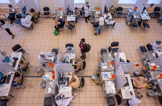 Вакцинация от COVID-19 в ГУМе