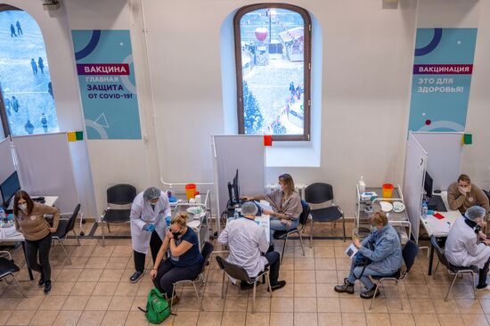 Вакцинация от COVID-19 в ГУМе
