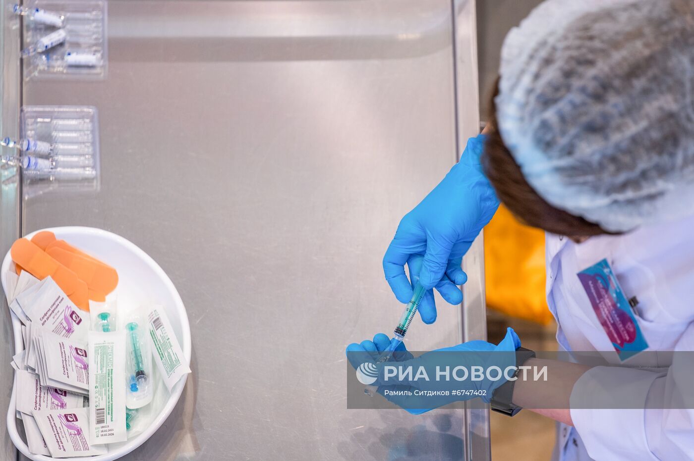 Вакцинация от COVID-19 в ГУМе