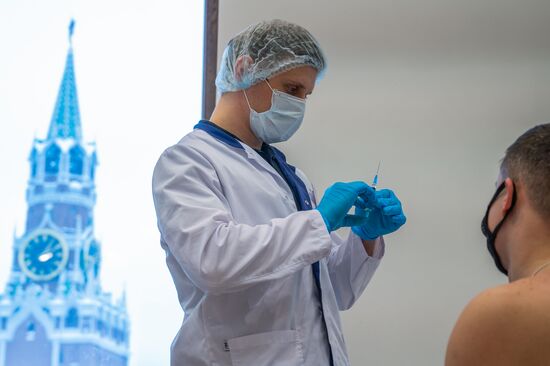 Вакцинация от COVID-19 в ГУМе