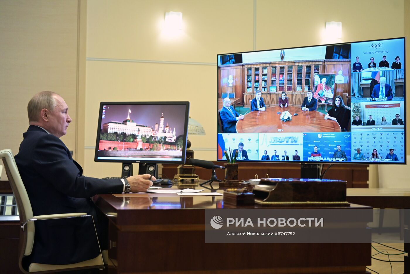 Президент РФ В. Путин провел встречу со студентами ведущих отечественных вузов