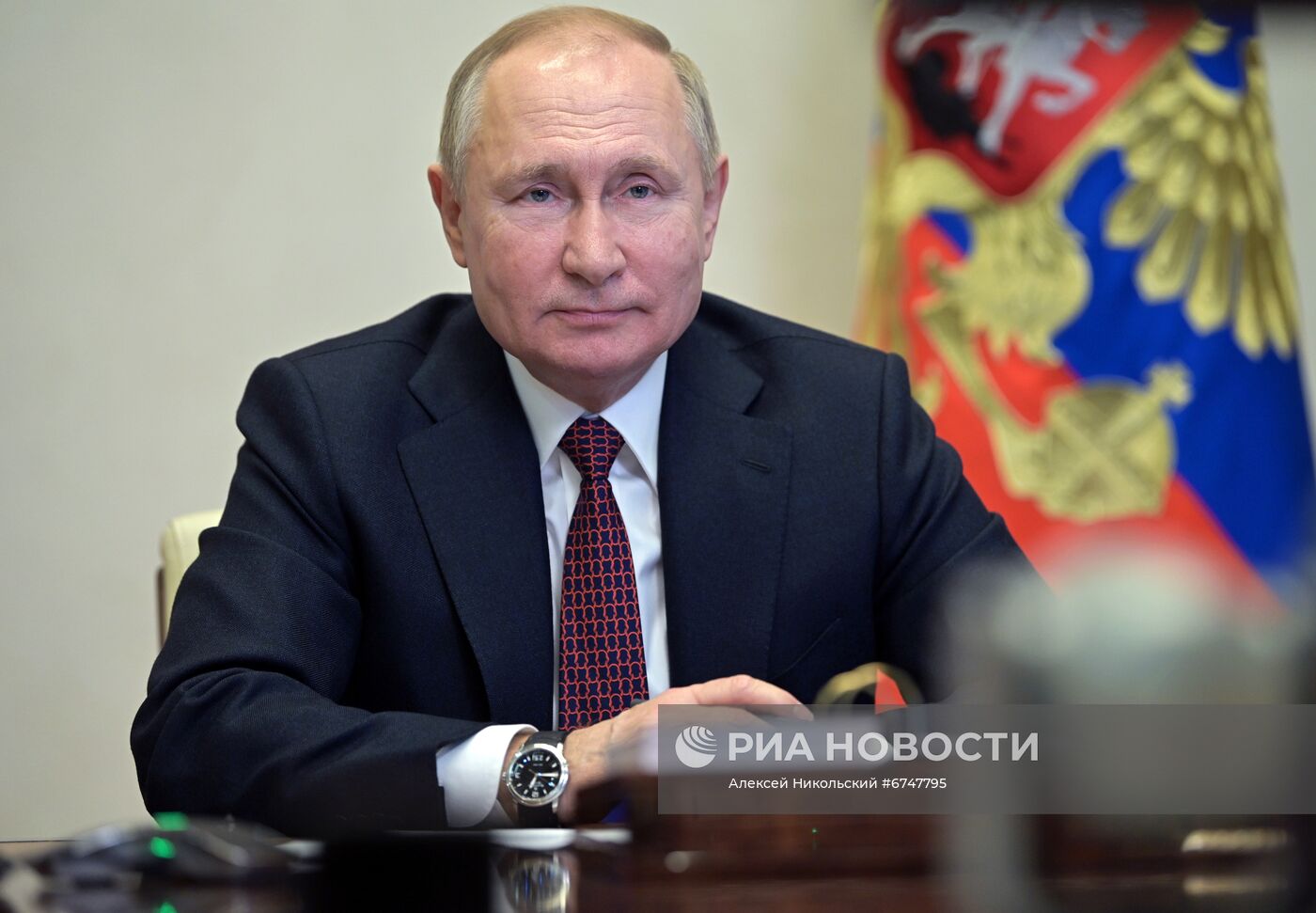 Президент РФ В. Путин провел встречу со студентами ведущих отечественных вузов