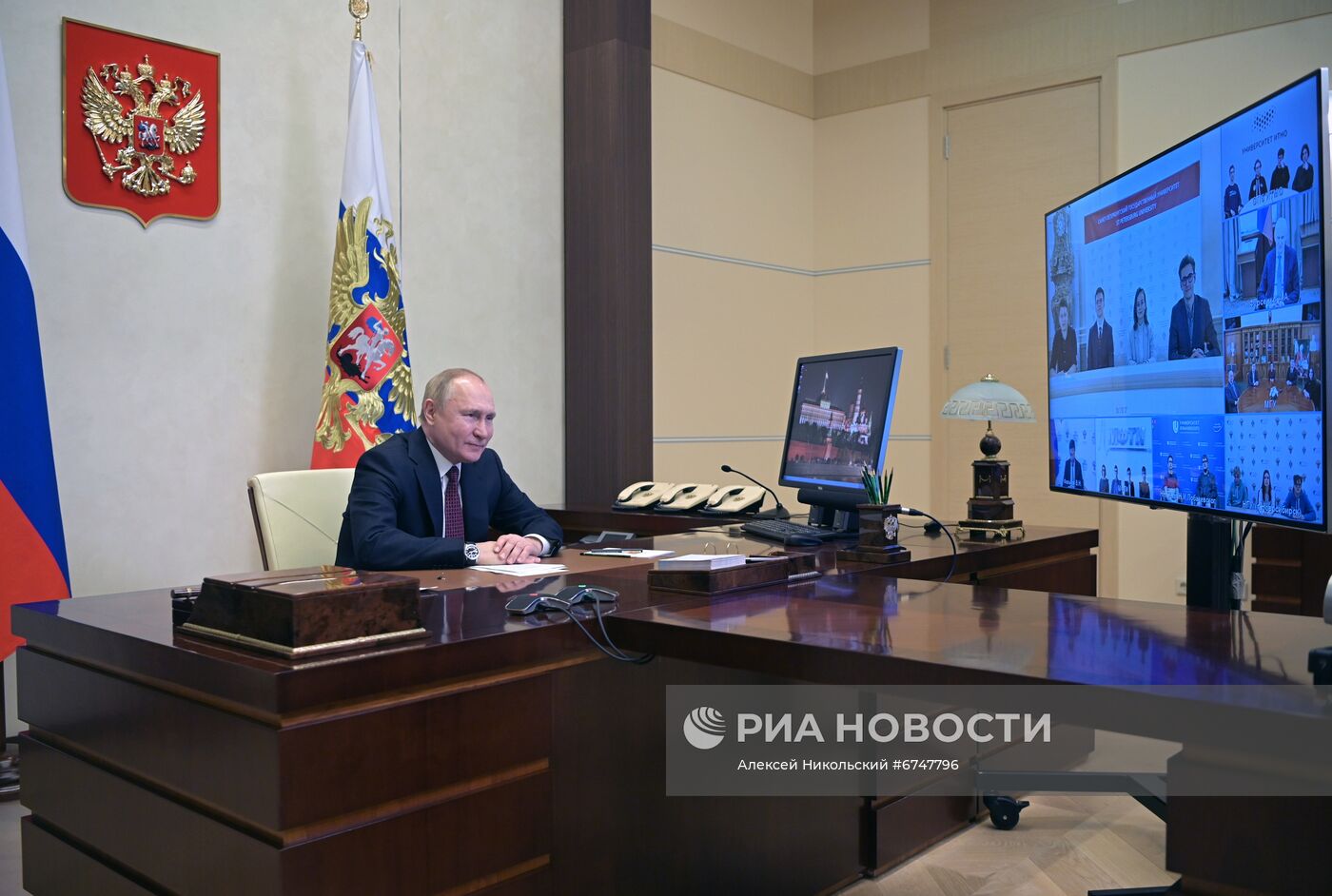 Президент РФ В. Путин провел встречу со студентами ведущих отечественных вузов