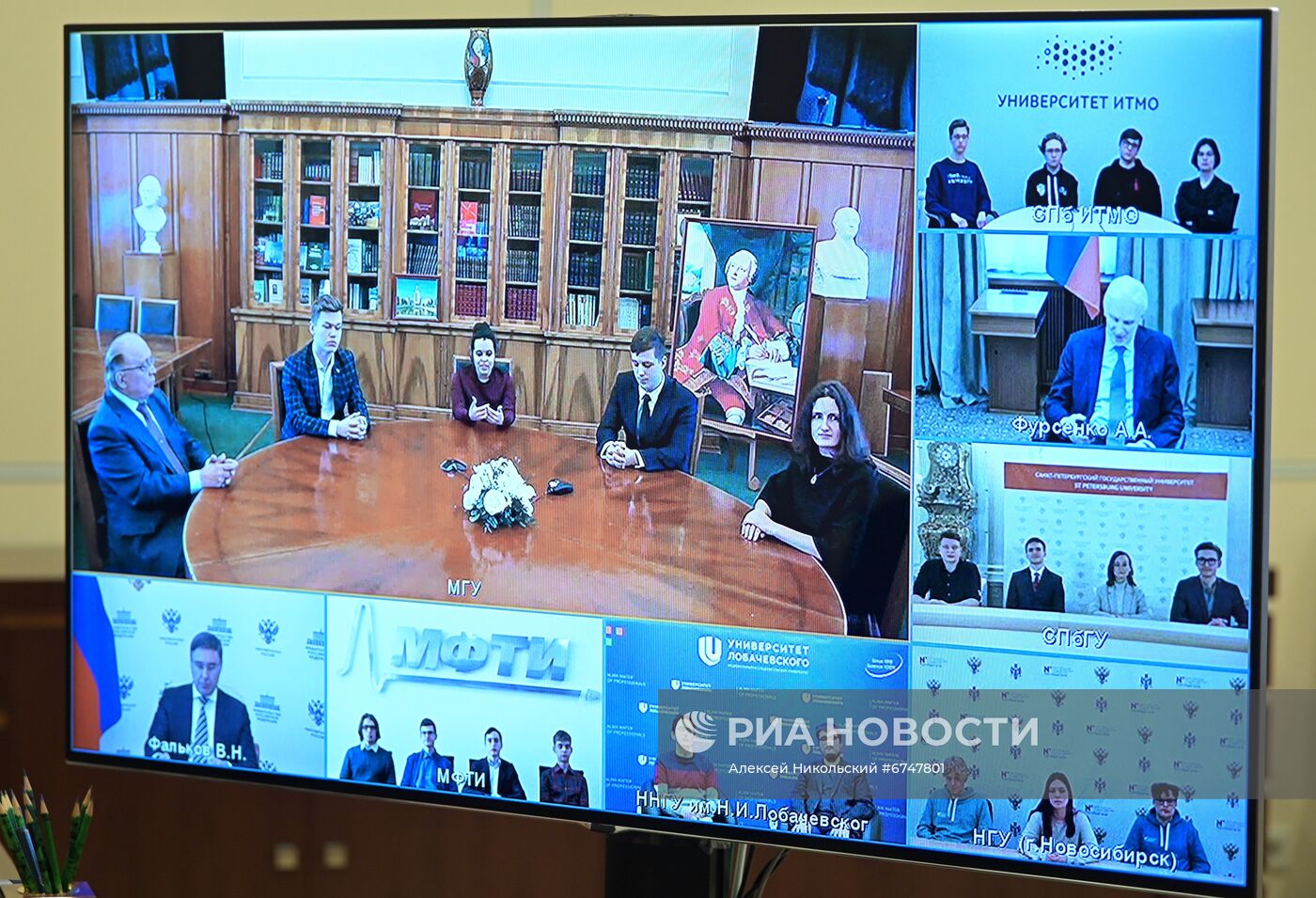 Президент РФ В. Путин провел встречу со студентами ведущих отечественных вузов