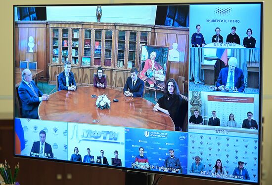 Президент РФ В. Путин провел встречу со студентами ведущих отечественных вузов