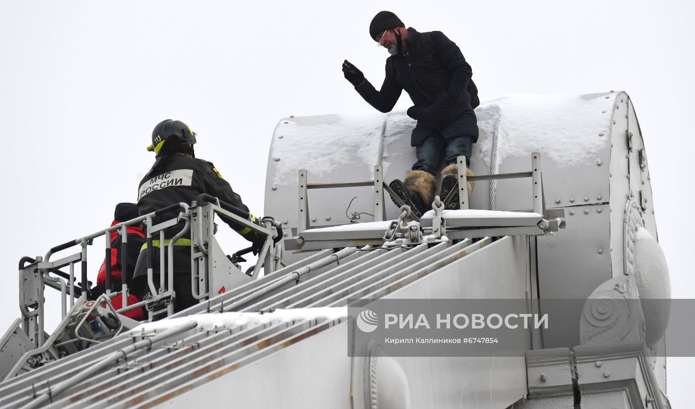 Мужчина залез на конструкцию Крымского моста в Москве