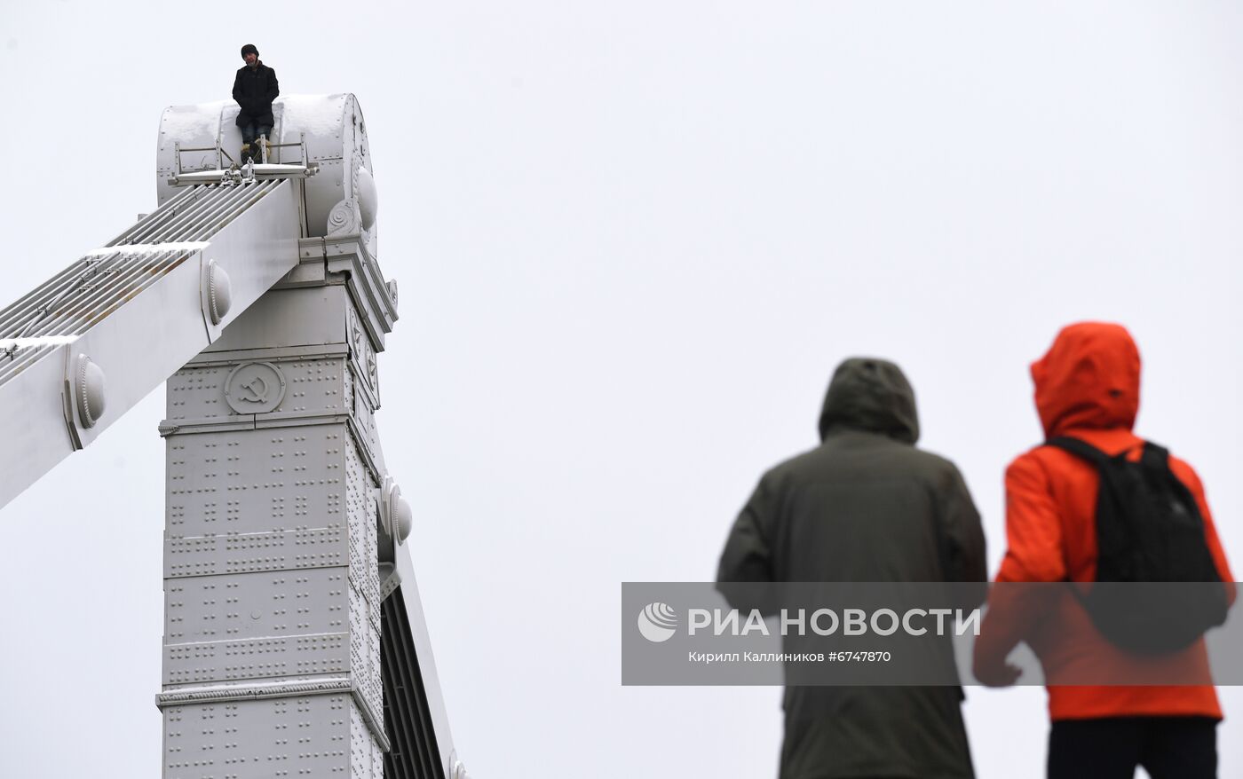 Мужчина залез на конструкцию Крымского моста в Москве