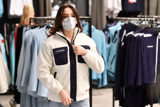 Фигуристка Е. Медведева посетила экипировочный центр Zasport для российских олимпийцев