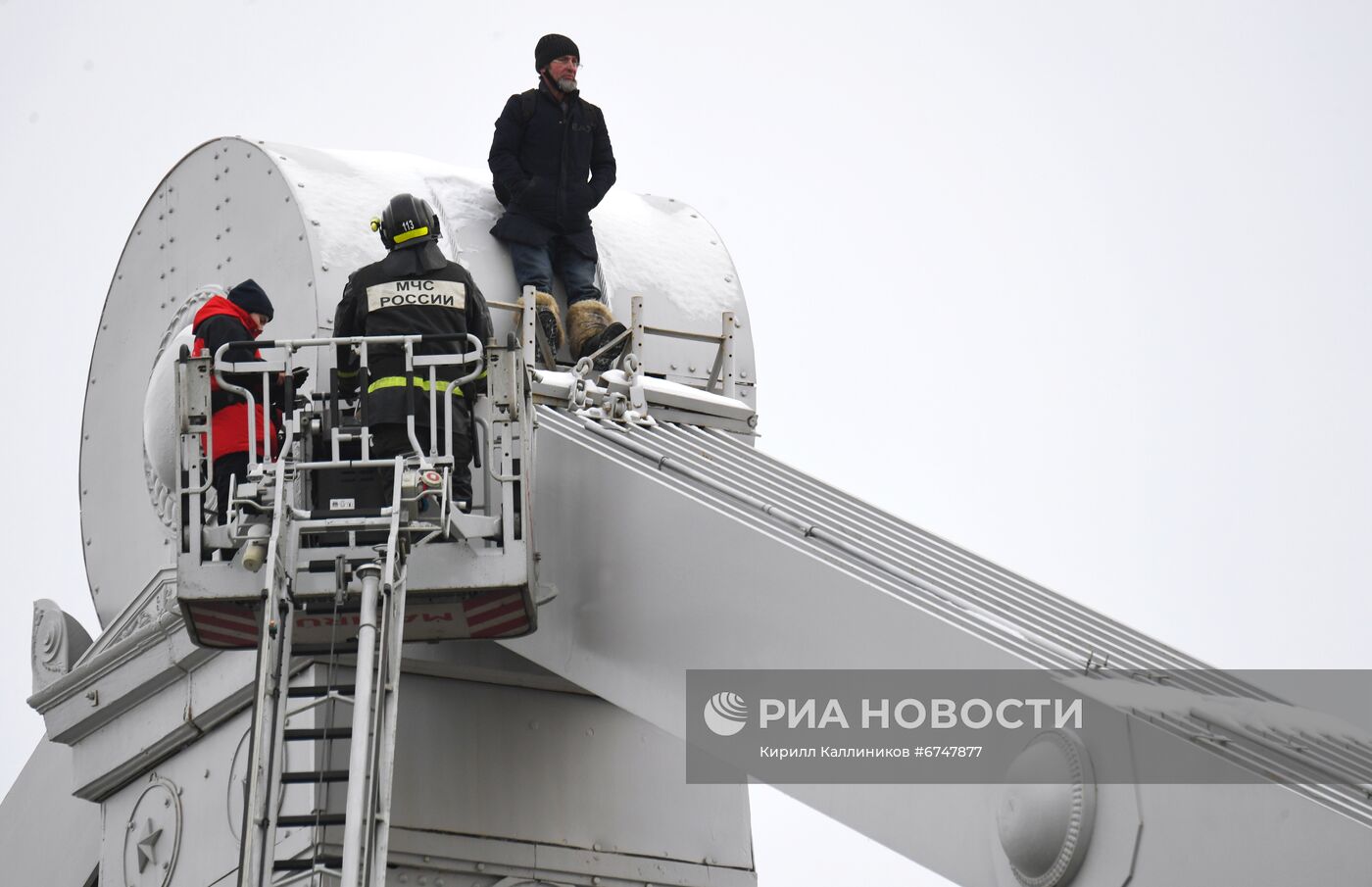 Мужчина залез на конструкцию Крымского моста в Москве