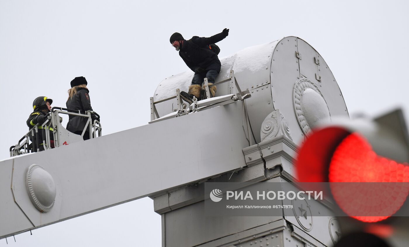 Мужчина залез на конструкцию Крымского моста в Москве