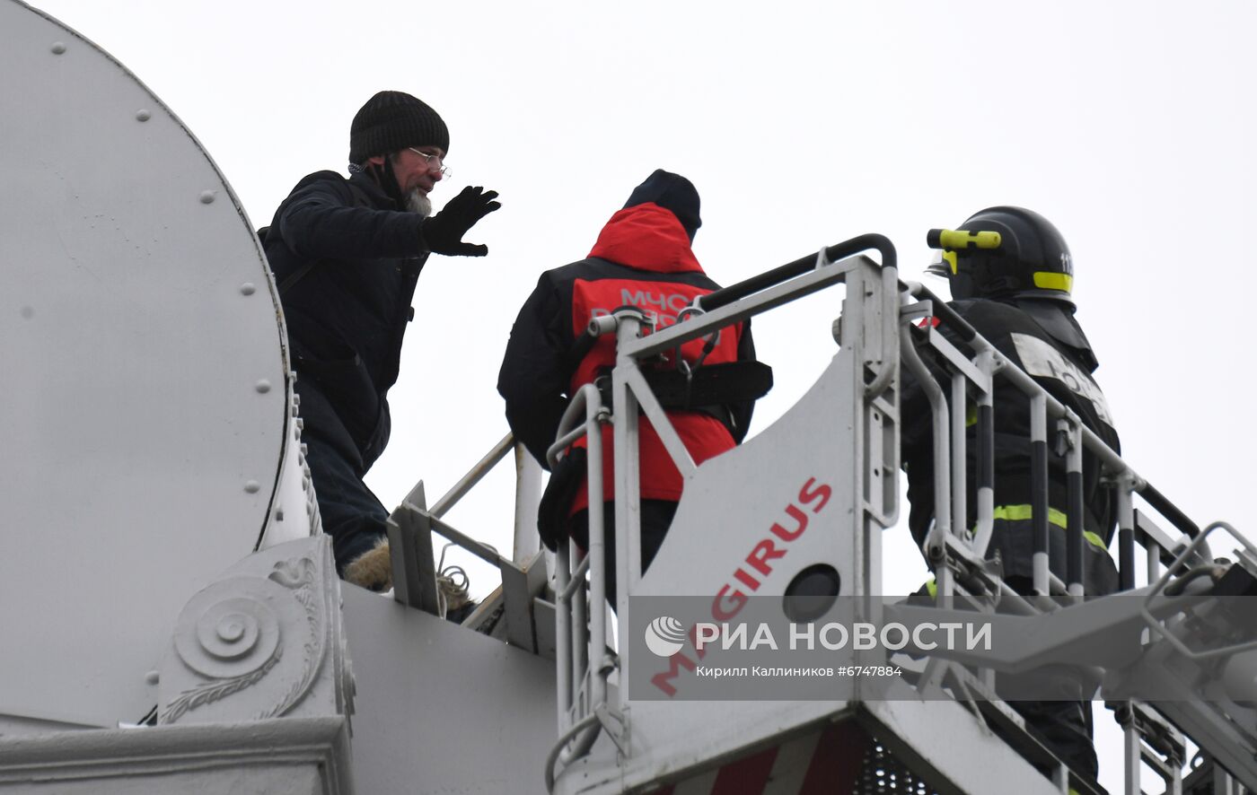 Мужчина залез на конструкцию Крымского моста в Москве