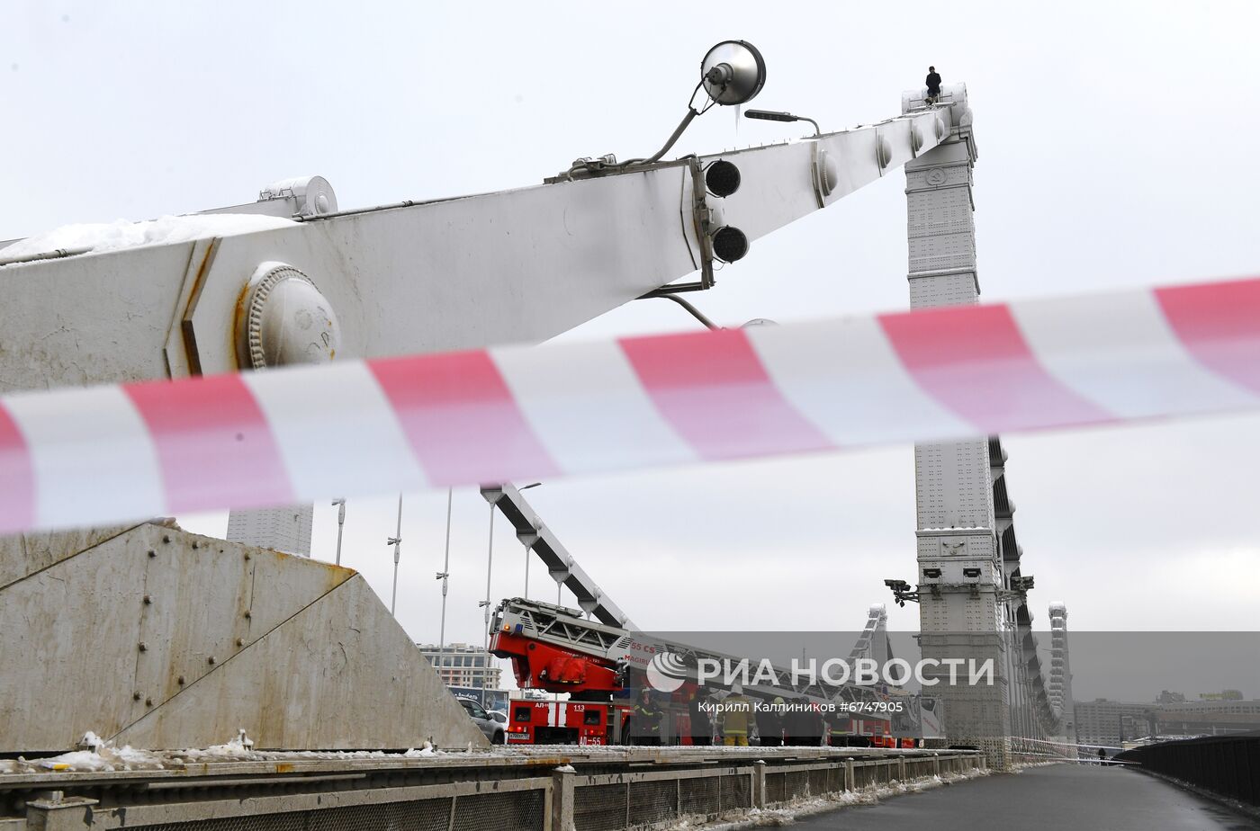 Мужчина залез на конструкцию Крымского моста в Москве