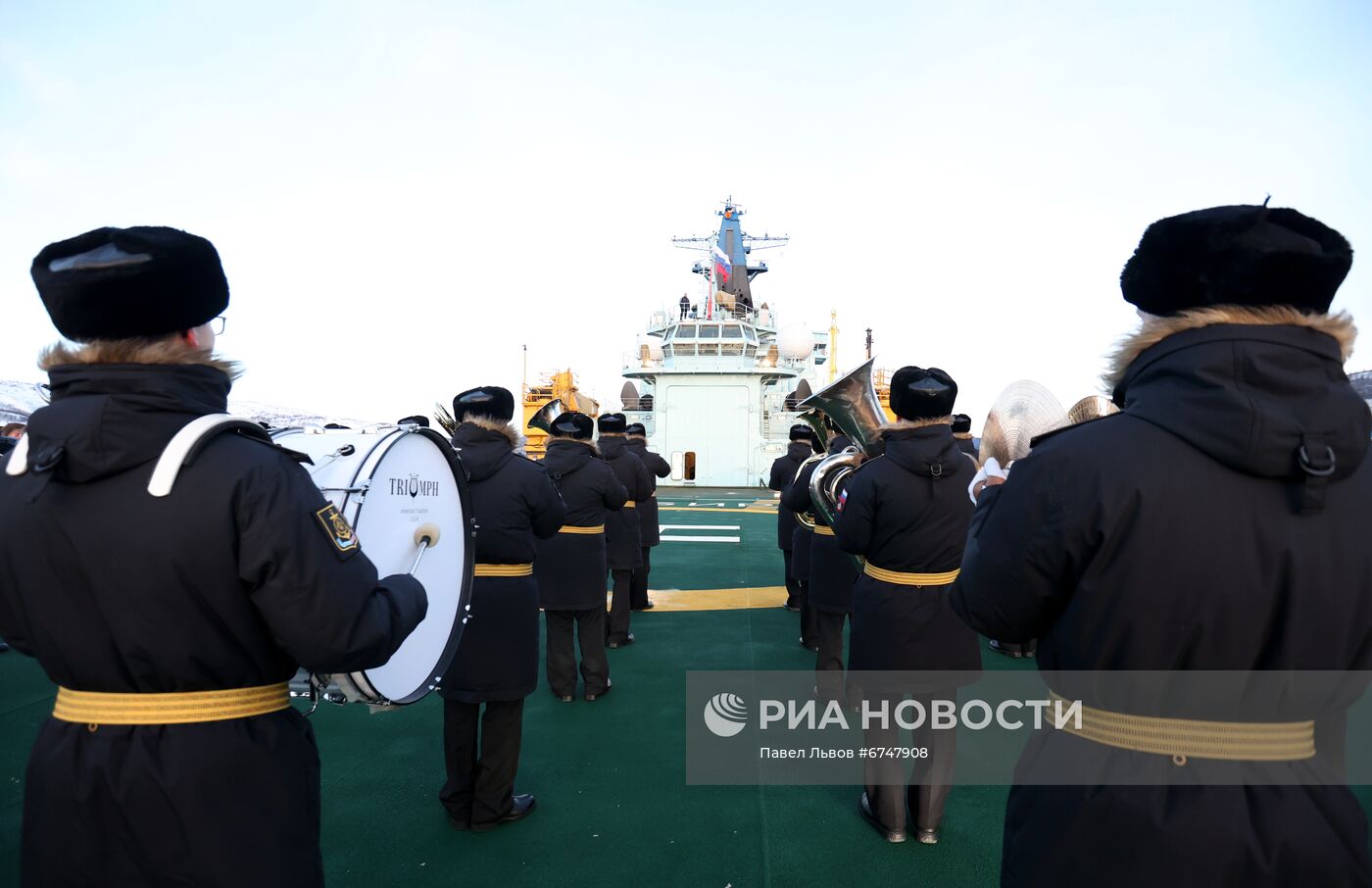 Поднятие государственного флага на атомном ледоколе "Сибирь" в Мурманске