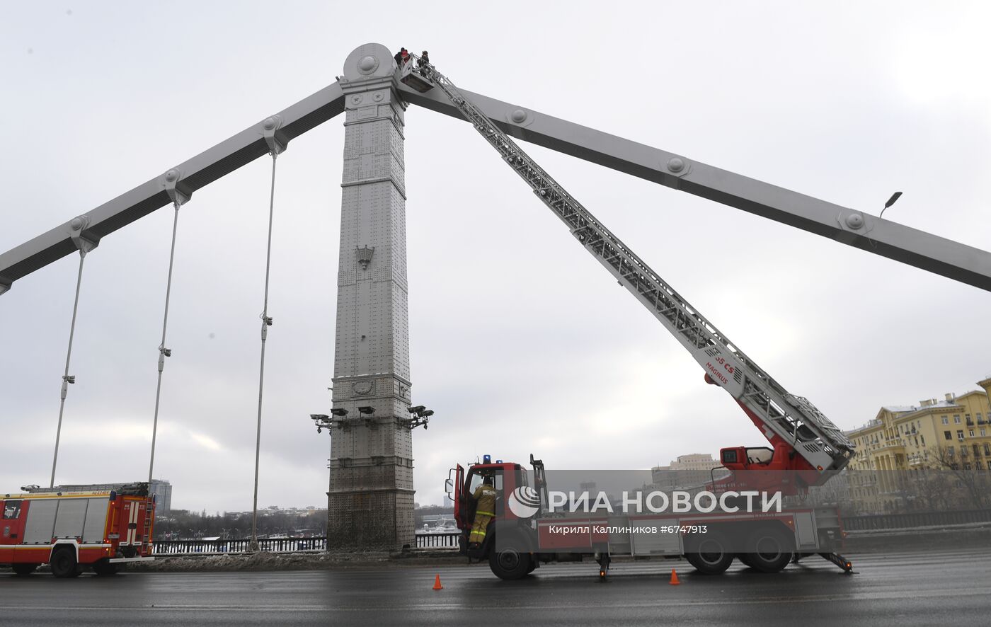 Мужчина залез на конструкцию Крымского моста в Москве