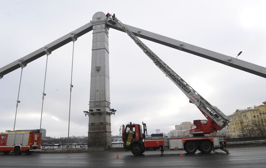 Мужчина залез на конструкцию Крымского моста в Москве