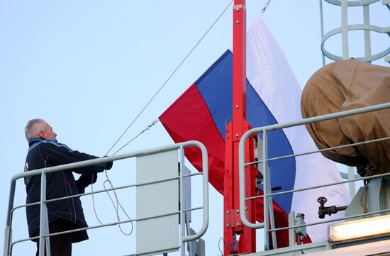 Поднятие государственного флага на атомном ледоколе "Сибирь" в Мурманске